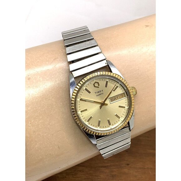 Timex Q Men's Watch Vintage Quartz Gold Dial Day Date 33mm Expansion Ste… - Picture 11 of 14